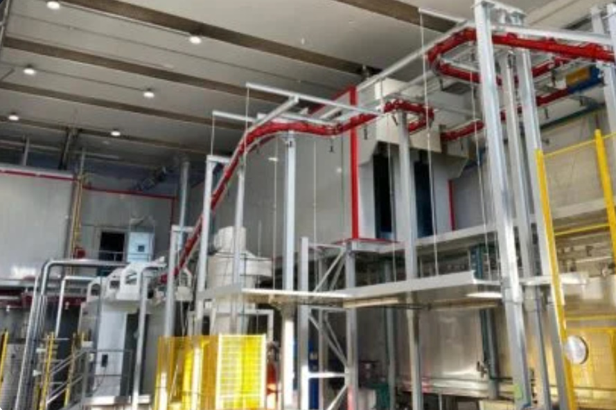 Automatizirana linija za plastifikaciju metala s tunelskom pripremom, automatskom kabinom i protočnom peći