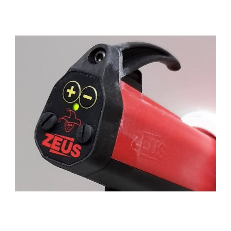 Pištolj za nanošenje boje u prahu J-GUN s ergonomskim dizajnom i ZEUS dodacima za industrijsku plastifikaciju.