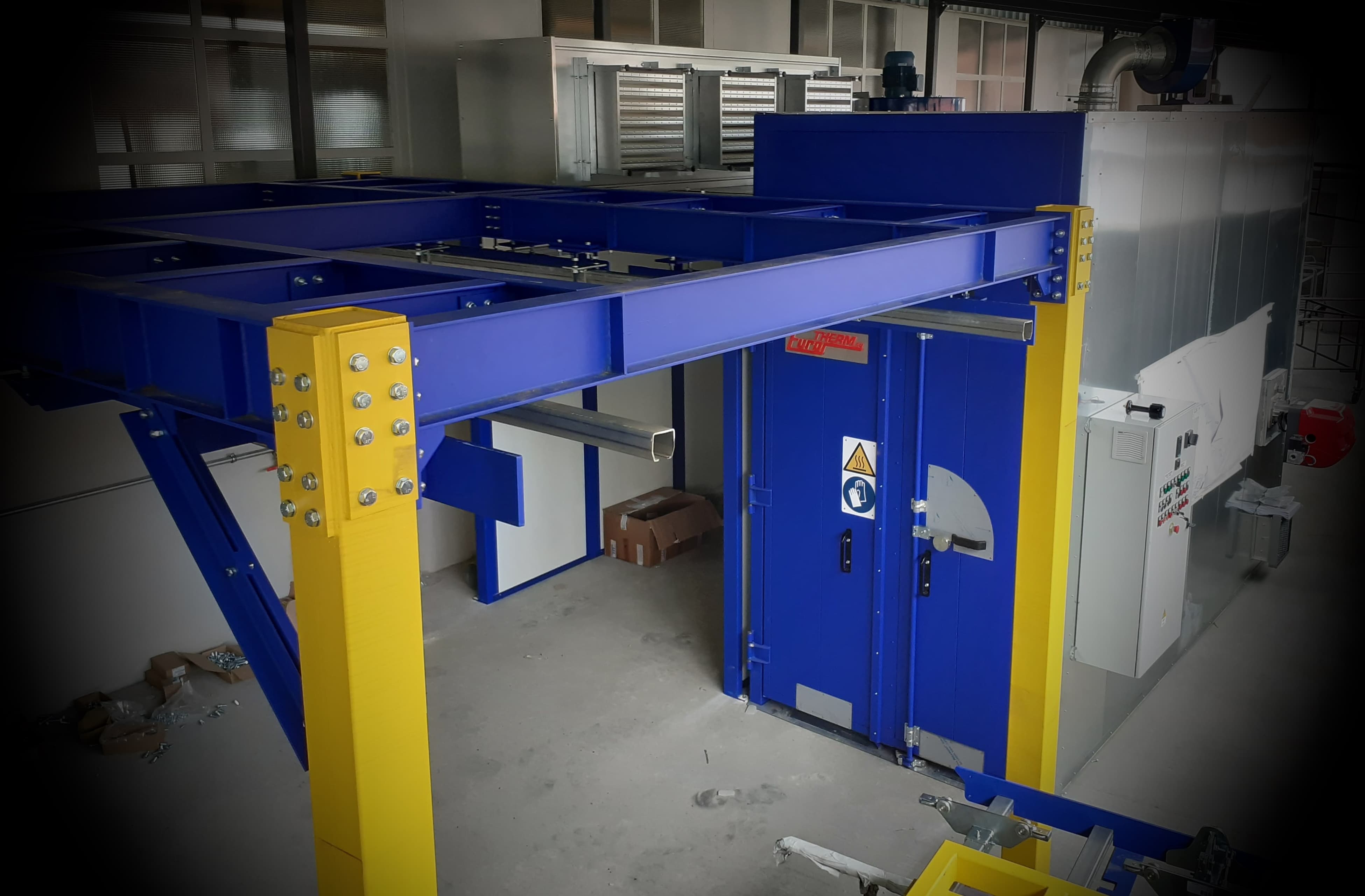 Pogoni za plastifikaciju – industrijska rješenja po mjeri   Pogoni za plastifikaciju predstavljaju cjelovita industrijska rješenja za nanošenje boje u prahu, prilagođena različitim proizvodnim zahtjevima, kapacitetima i vrstama proizvoda. Tehnoprah projektira i isporučuje kako kompaktne, tako i kompletne sustave plastifikacije – od jednostavnih linija bez predobrade do složenih industrijskih pogona.   Vrste pogona za plastifikaciju   Ovisno o potrebama korisnika, pogoni za plastifikaciju mogu biti izvedeni u više konfiguracija:    mini pogoni za plastifikaciju – kompaktna rješenja za manje serije i ograničen prostor pogoni za plastifikaciju felgi – optimizirani za serijsku obradu aluminijskih i čeličnih felgi kompletni ručni pogoni – s kabinama za pranje, nanošenje boje i pećima za polimerizaciju protočni ili statični pogoni – prilagođeni težini, dimenzijama i protoku dijelova   Modularni pristup i individualna rješenja   Svaki pogon može biti isporučen kao kompletan sustav ili kao skup ključnih komponenti. Tehnoprah omogućuje isporuku kritičnih dijelova poput:    usisnih zidova i kabina za nanošenje boje u prahu peći za polimerizaciju i sušenje transportnih sustava i nosača za vješanje dijelova upravljačkih i sigurnosnih sustava    Kupci imaju mogućnost izgradnje dijela konstrukcije u vlastitoj režiji, uz tehničku podršku i savjetovanje, čime se optimizira investicija bez kompromisa na kvaliteti procesa.   Primjena i industrije   Pogoni za plastifikaciju koriste se u obradi felgi, metalnih konstrukcija, industrijskih dijelova, profila, kućišta i drugih proizvoda gdje su potrebni trajnost, ponovljivost i visoka kvaliteta završne obrade. 