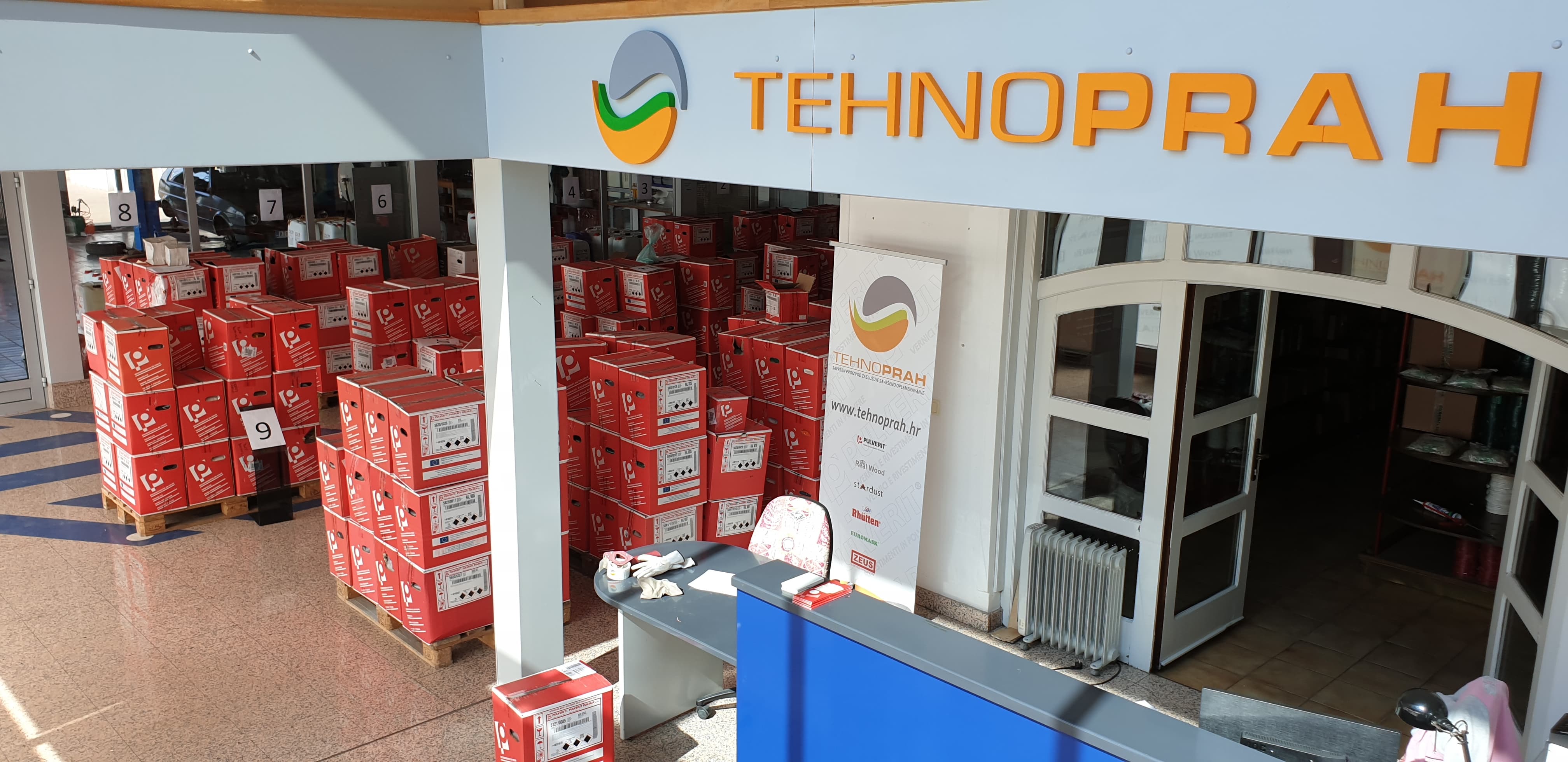 Skladište i prijemni prostor tvrtke Tehnoprah d.o.o. s logotipom i industrijskim materijalima za plastifikaciju metala