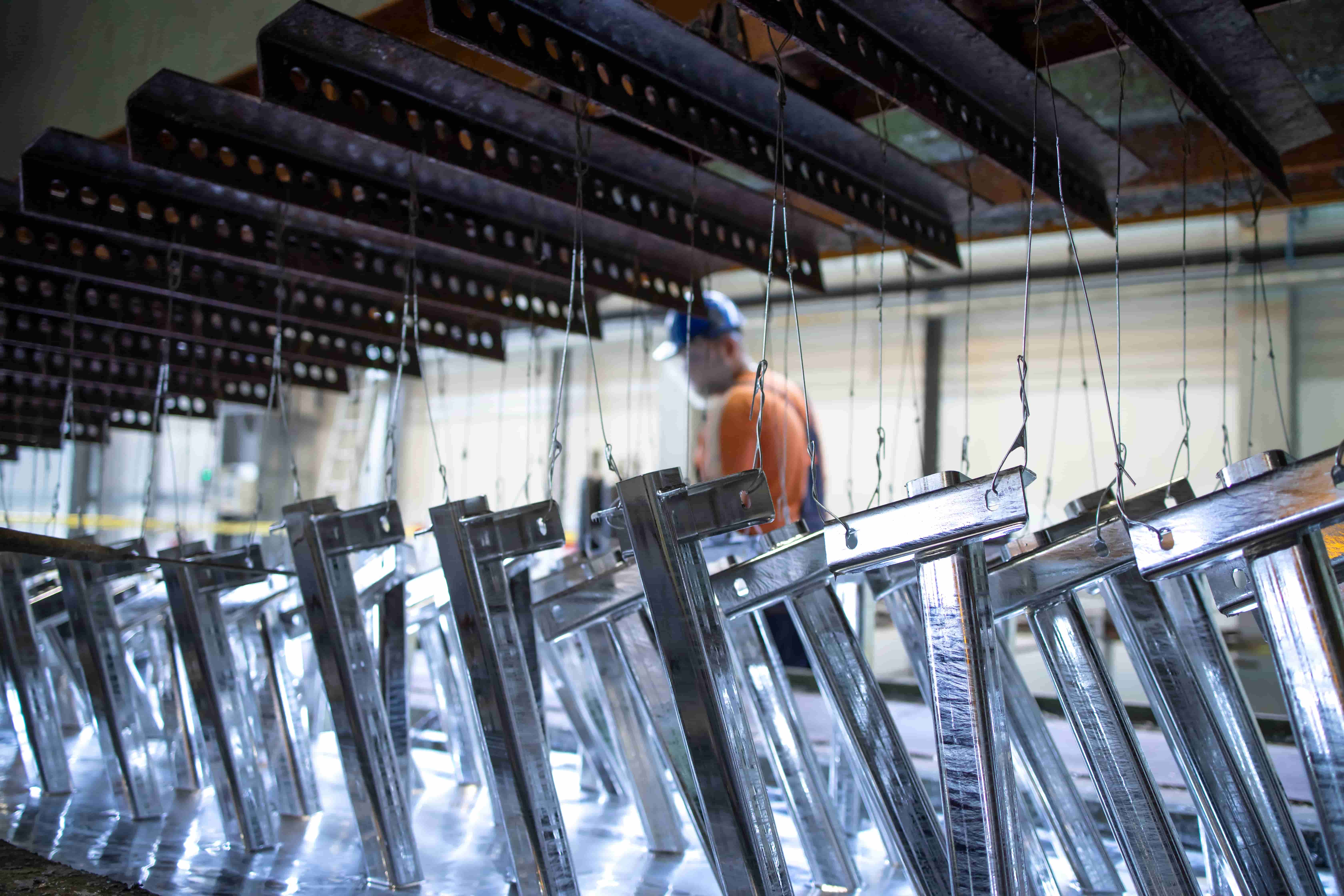 Pocinčavanje metalnih dijelova u industrijskom postrojenju – zaštita od korozije pomoću cink premaza u procesu površinske obrade.