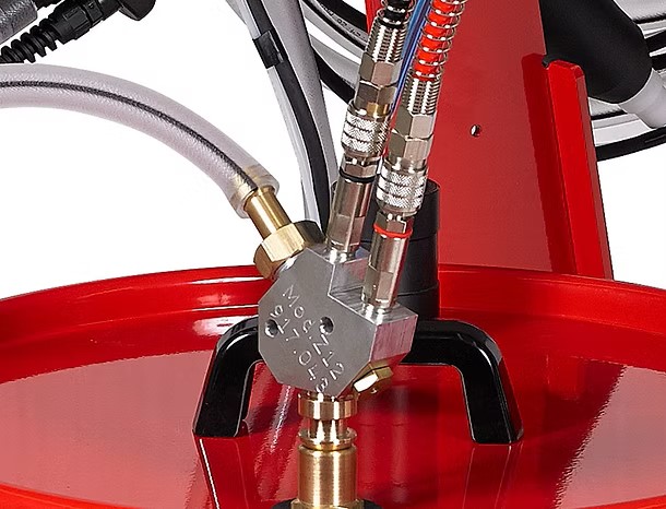 Aparat za plastifikaciju s fluidiziranim spremnikom praha od 25 kg i pištoljem JGUN M za industrijsko nanošenje boje u prahu.